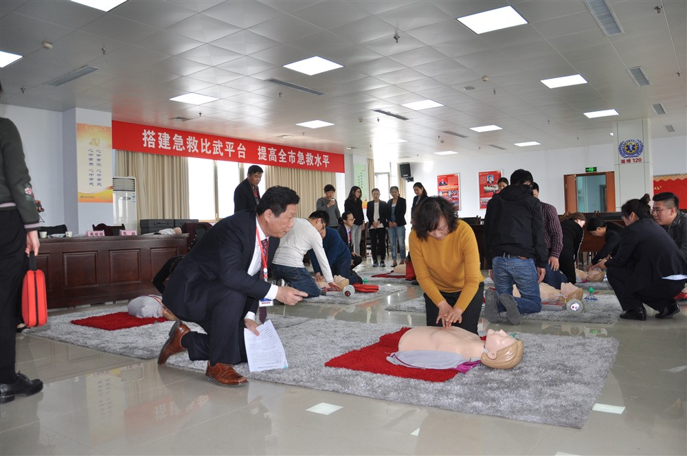 中心主任郭平导师为学员们指导心肺复苏术的操作 (2)